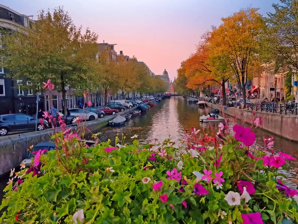 Stadtbild von Amsterdam in den Niederlanden im Herbst bei Sonnenuntergang — Stockfoto