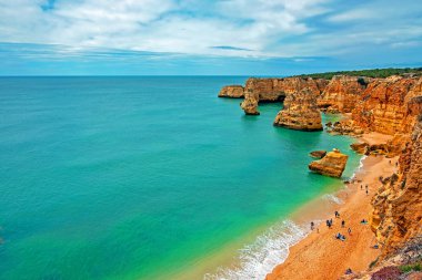 Algarve Portekiz Praia da Marinha görünümü