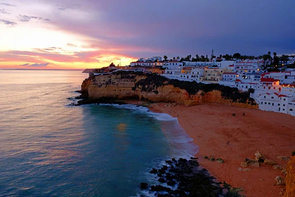 A falu Carvoeiro az Algarve-i Portugáliában naplementekor — Stock Fotó