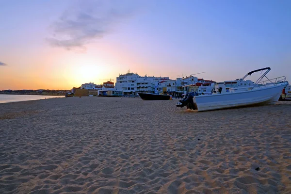 เรือประมงแบบดั้งเดิมบนชายหาดใน Armacao de Pera ที่ su — ภาพถ่ายสต็อก