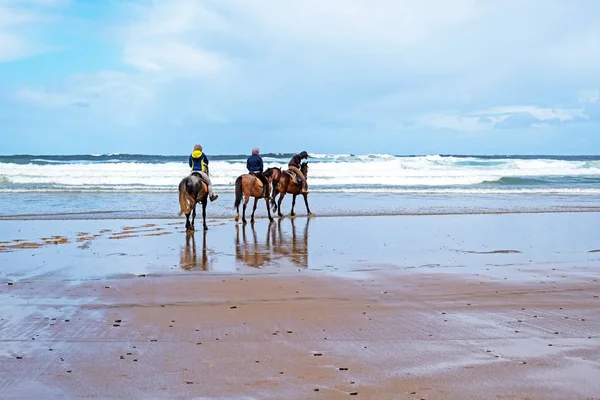 Equitación en la playa de Carapateira en el Algarve Portugal — Foto de Stock