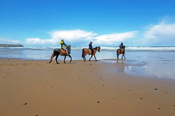 Passeios a cavalo na praia da Carapateira no Algarve Portugal — Fotografia de Stock