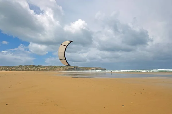 Kite surfing on Carapateira beach in Portugal — Stock Photo, Image