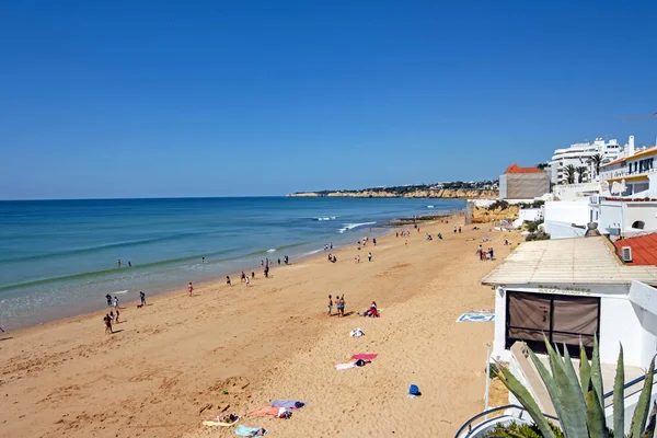 Armacao de Pera, Portugal - 21 avril 2019 : Les gens apprécient à t — Photo