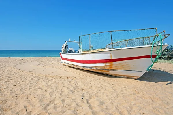 Old fishers boat on the beach in Armacao de Pera in the Algarve — Stock Photo, Image