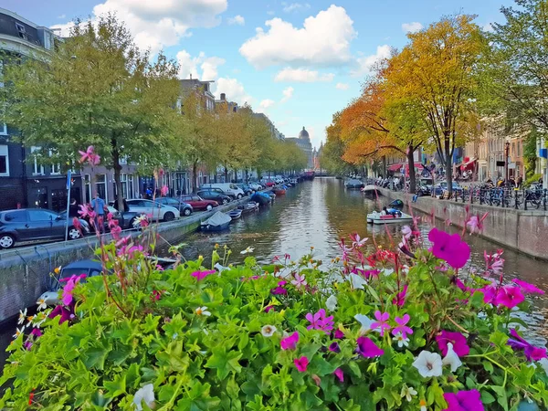 Schilderachtige stad van Amsterdam in Nederland in herfst — Stockfoto