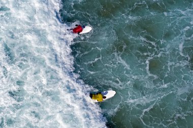 Okyanusta dalga yakalamaya çalışan sörfçülerden havadan ateş edildi