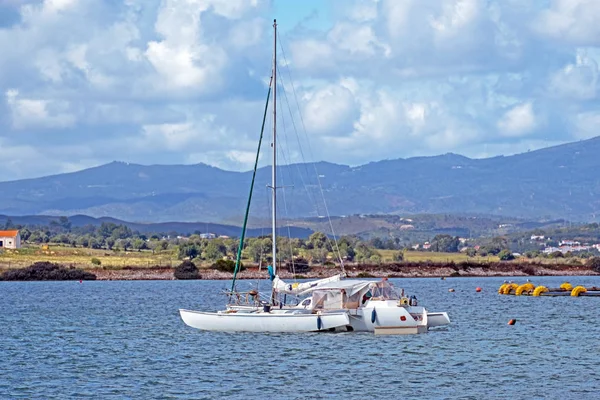 Zeilboten in de haven van Alvor in Portugal — Stockfoto