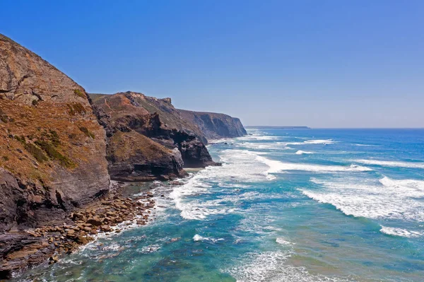 Anténa z přirozených skal na pláži na Vale Figueiras v Portugalsku — Stock fotografie