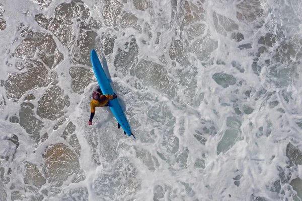 대서양에서 서핑을 하러 가는 서퍼의 공중 — 스톡 사진