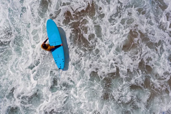 바다에서 서핑을하러 가는 서퍼의 공중 촬영 — 스톡 사진