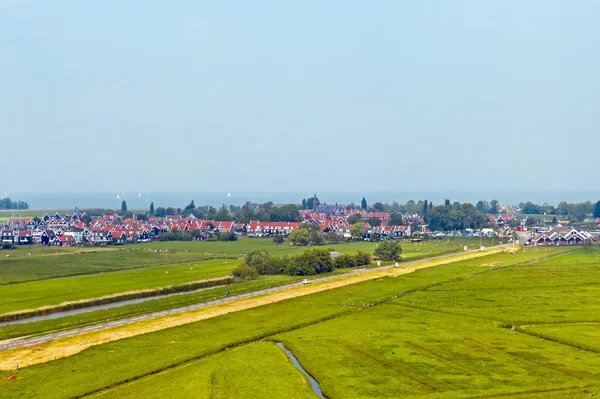 Aerial da aldeia tradicional Marken no IJsselmeer em — Fotografia de Stock