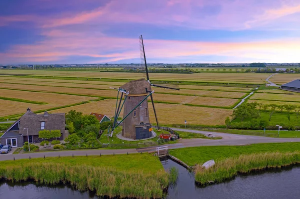 Aérien d'un moulin à vent traditionnel dans la campagne de la N — Photo