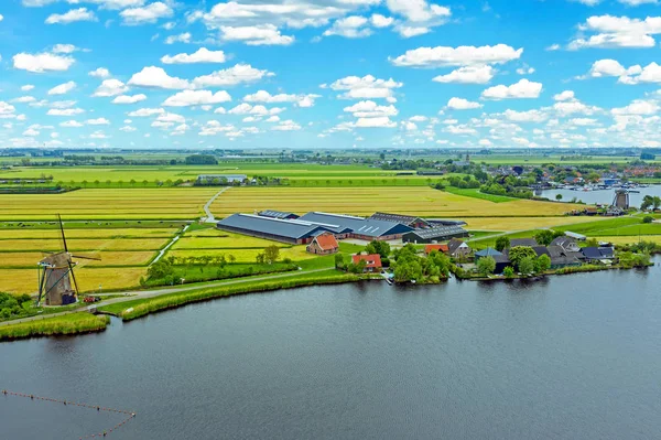 Aérien d'un paysage typiquement hollandais avec moulins à vent, eau en f — Photo