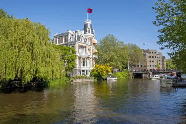 Traditální holandské domy podél průplavu v Amsterdamu — Stock fotografie