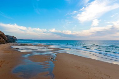 Günbatımında Portekiz 'deki Praia Vale Figueiras' tan havacılık