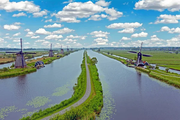 A hagyományos szélmalmok Kinderdijk, a Netherlan a légi — Stock Fotó