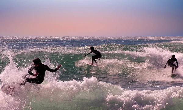 Aerial z surferów surfing fale w Oceanie Atlantyckim — Zdjęcie stockowe