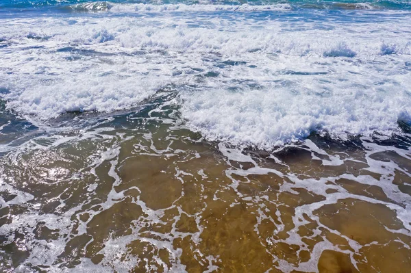Aereo dalle onde sulla riva dell'oceano Atlantico — Foto Stock