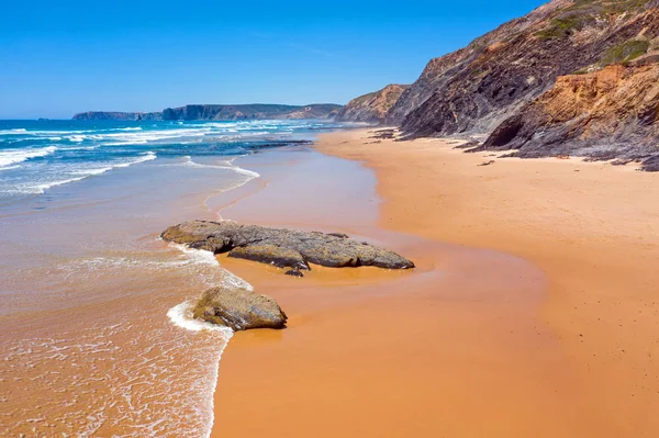 Aerial de rochas naturais na praia do Vale Figueiras em Portugal — Fotografia de Stock