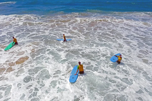 Vale Figueiras, Portugalsko-25. květen 2019: anténa z surfařů — Stock fotografie