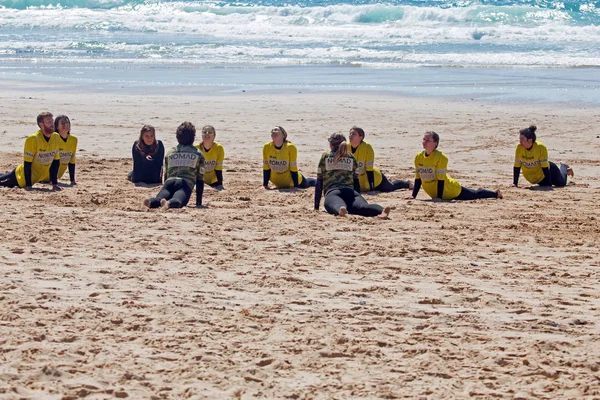 Vale Figueiras, Portogallo - 10 giugno 2019: Surfisti che fanno surf — Foto Stock