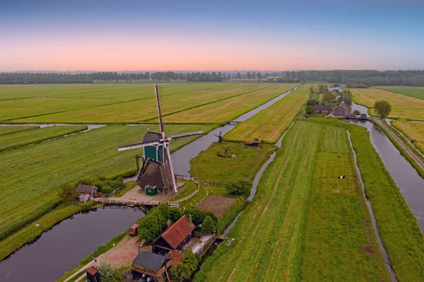 Aérien d'un moulin à vent traditionnel dans la campagne de la N — Photo