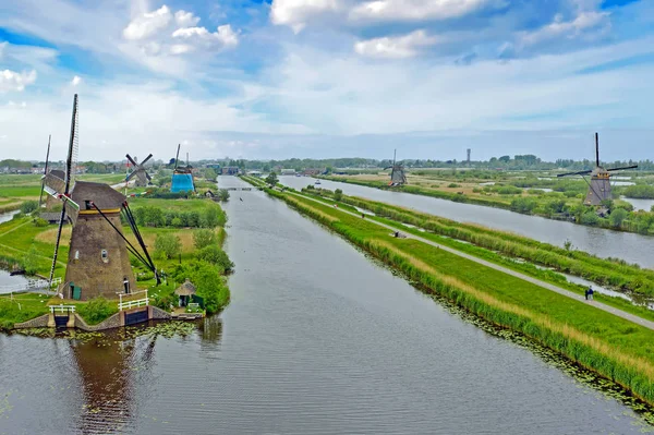 Flyg från traditionella väderkvarnar på Kinderdijk i Netherlan — Stockfoto