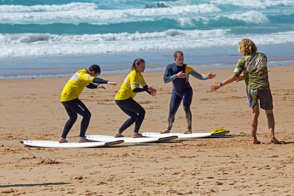 Vale Figueiras, Portugalia-10 czerwca 2019: Surfers coraz surfing — Zdjęcie stockowe