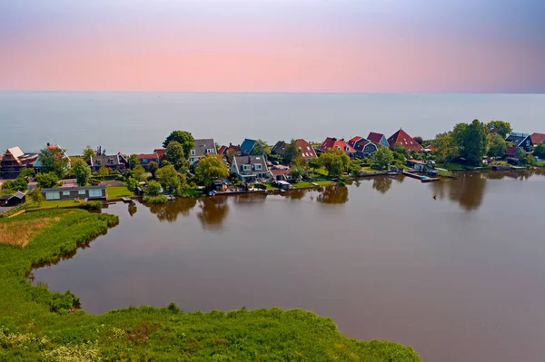 Antenne van het traditionele dorp Uitdam aan het IJsselmeer in — Stockfoto