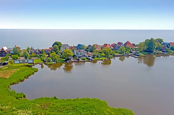 Aerial da aldeia tradicional Uitdam no IJsselmeer em — Fotografia de Stock