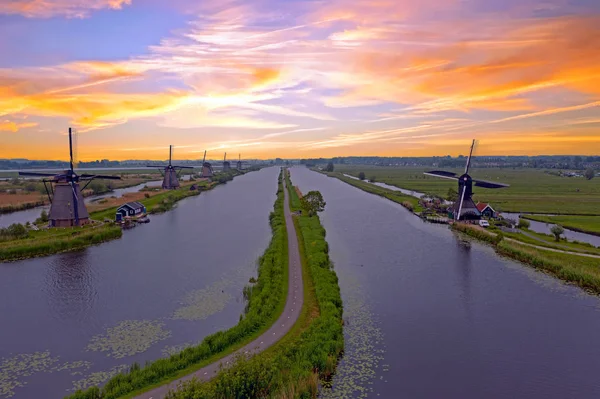 Flyg från traditionella väderkvarnar på Kinderdijk i Netherlan — Stockfoto