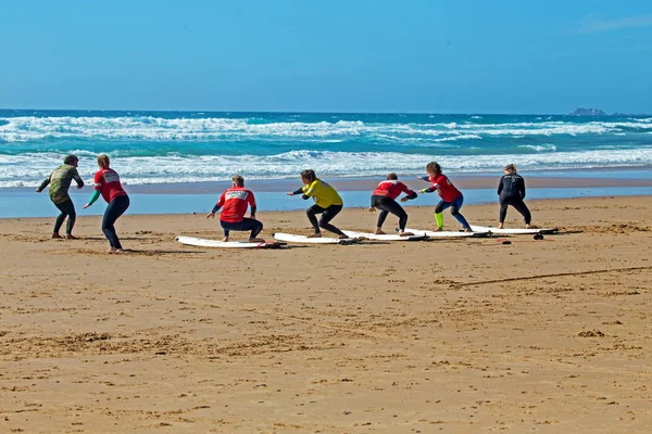 Vale Figueiras, Portugalsko-10. června 2019: surfaři, kteří si začínají surfovat — Stock fotografie