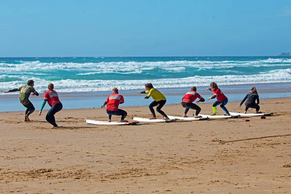 Vale Figueiras, Portogallo - 10 giugno 2019: Surfisti che fanno surf — Foto Stock