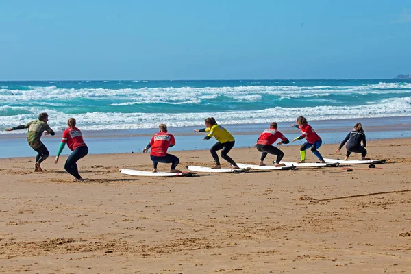 Vale Figueiras, Portugalsko-10. června 2019: surfaři, kteří si začínají surfovat — Stock fotografie