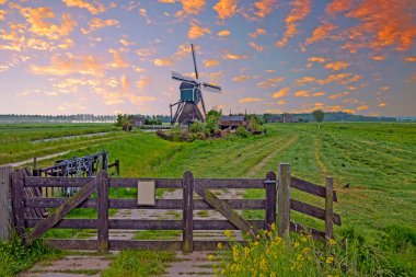 Th kırsal geleneksel bir yel değirmeni ile Peyzaj