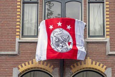 Ulusal şampiyonları onurlandıran Ajax bayrağı ile Hollanda cephesi