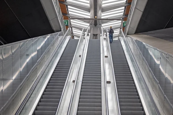 Esalator na estação de trens Bijlmer em Amsterdã Holanda — Fotografia de Stock