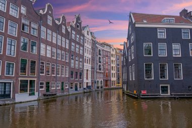 Gün batımında Hollanda'da Amsterdam'da geleneksel evler