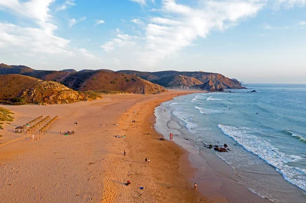 Praia do Amado na costa oeste em Portugal ao pôr-do-sol — Fotografia de Stock