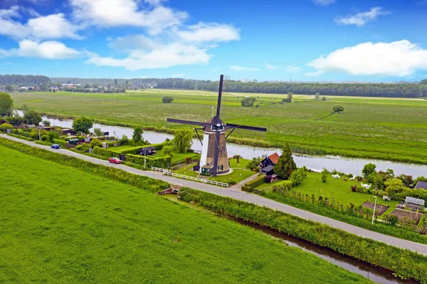 Antenn från en ett väderkvarn på landsbygden från N — Stockfoto