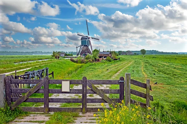 Landschaft mit einer traditionellen Windmühle in der Landschaft von — Stockfoto