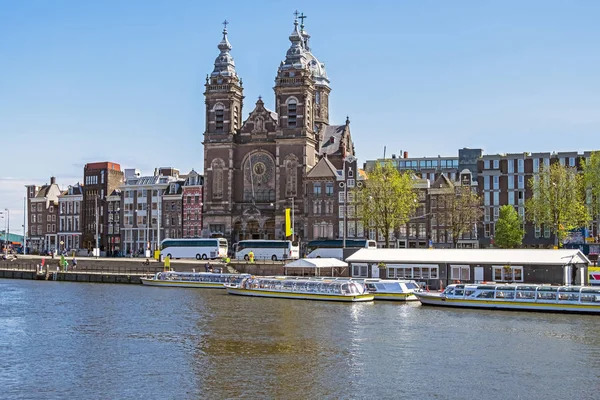 アムステルダムの街の風光明媚な街とネザーのニクラアス教会 — ストック写真