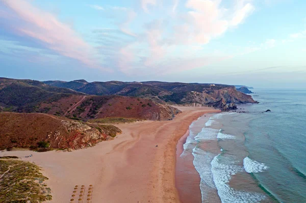 Aérea en Praia Amado en la costa oeste de Portugal al atardecer —  Fotos de Stock