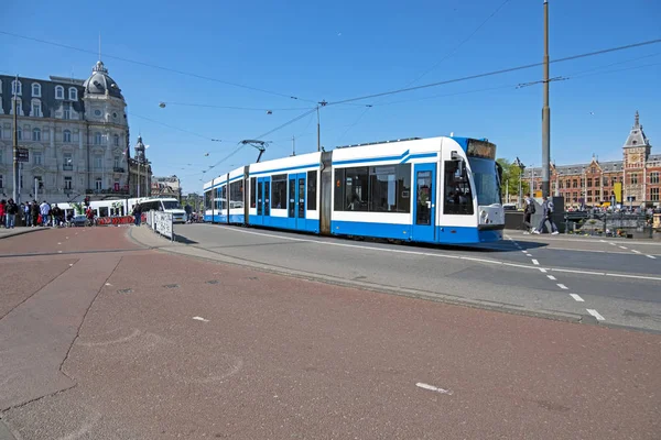 Straßenbahnfahren in der Innenstadt von Amsterdam in den Niederlanden — Stockfoto