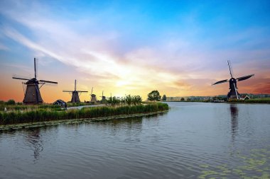 Gün batımında Hollanda'da Kinderdijk geleneksel yel değirmenleri