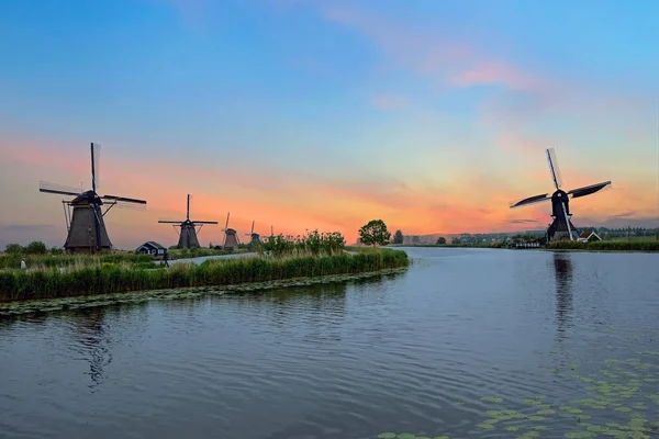 Moulins traditionnels à Kinderdijk aux Pays-Bas au coucher du soleil — Photo