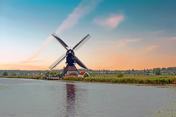 Aérien d'un moulin à vent traditionnel dans la campagne de la N — Photo