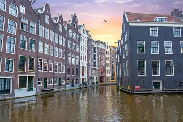 Case tradizionali ad Amsterdam nei Paesi Bassi al tramonto — Foto Stock