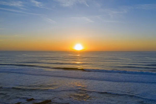 Воздушный вид с красивого заката на западном побережье Португалии — стоковое фото